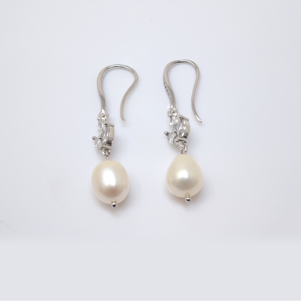 14K Gold Plated Freshwater Shell Pearl Necklace and Earrings Set - Picture 8 of 9